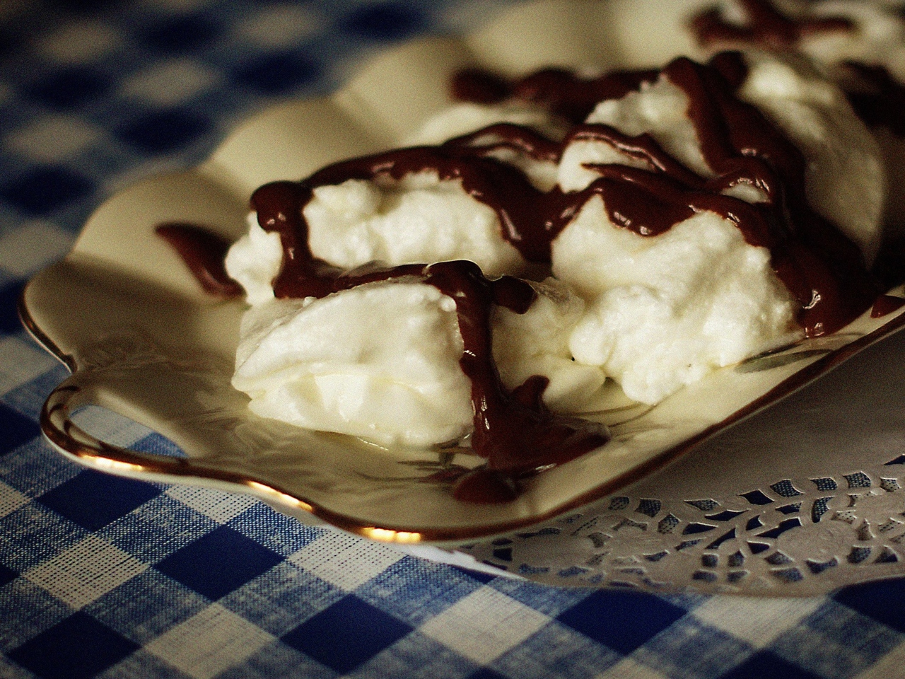 Meringue Clouds with Chocolate Sauce