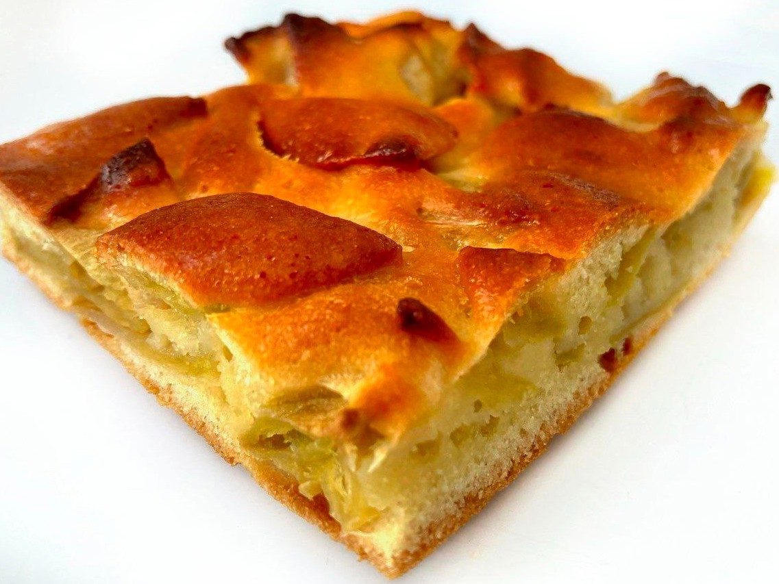 Gluten-Free Charlotte with Pistachios and Golden Apples