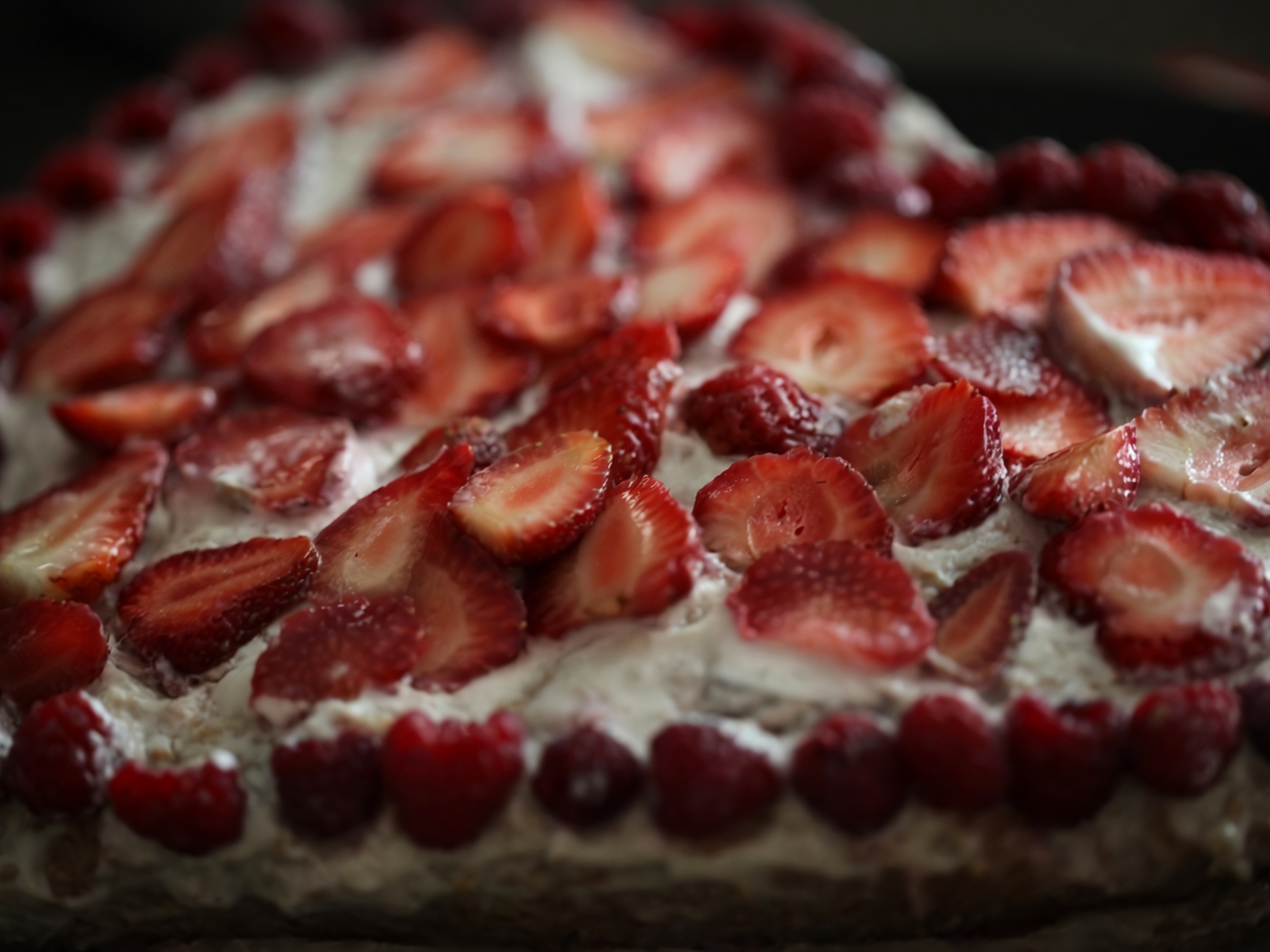 Sponge Cake with Bananas and Strawberries