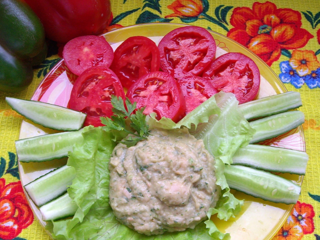 Quick Bean Hummus with Raw Vegetables