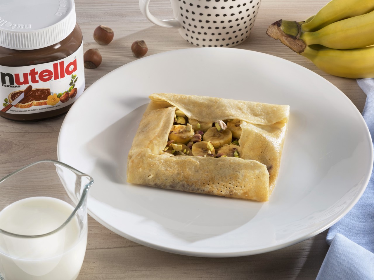 Блины на кефире с бананом, Nutella® и фисташками