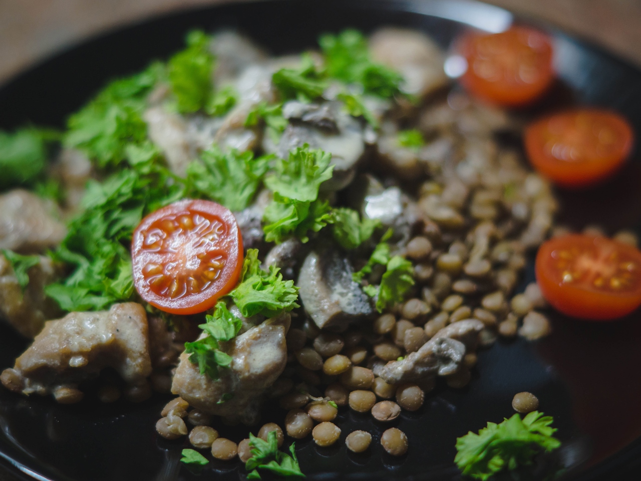 Чечевица с курицей и грибами, тушеными в сливках