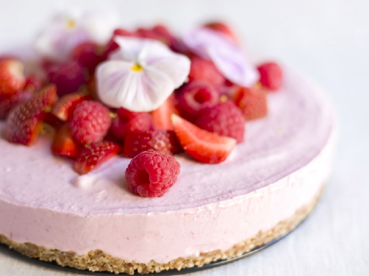 Diet Coconut Cheesecake with Raspberries