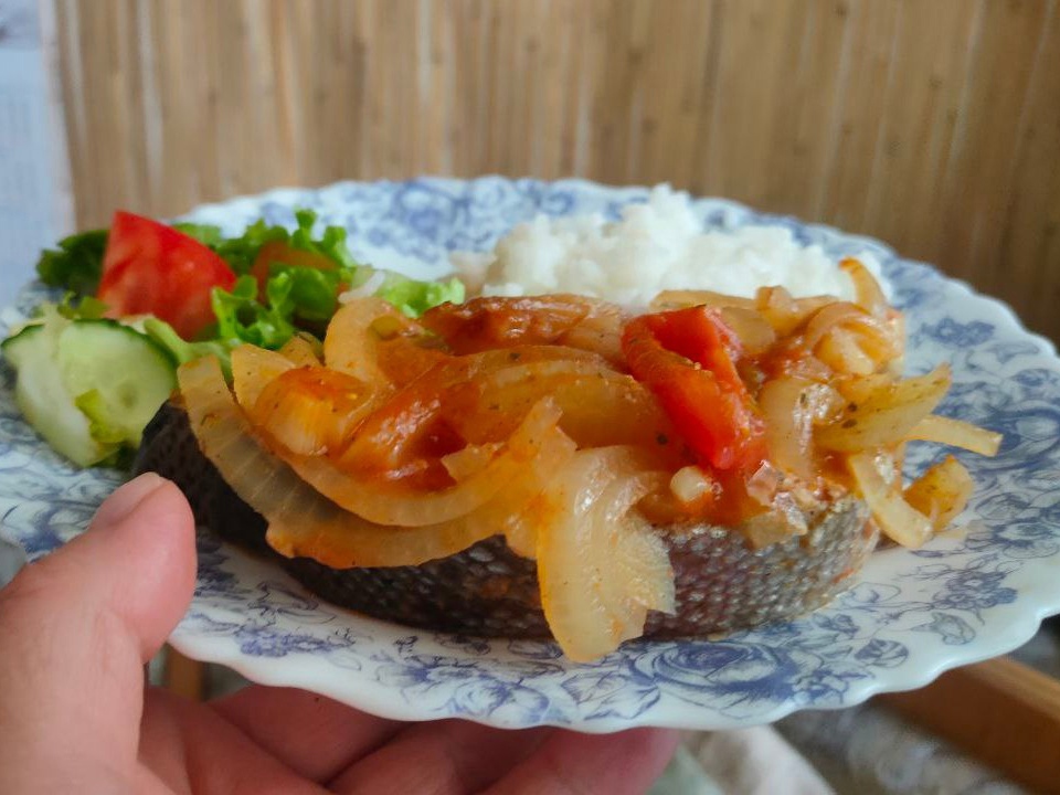 Trout with Onions in Tomato Sauce