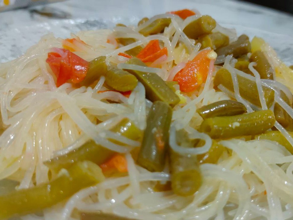 Glass Noodles with Green Beans, Bell Peppers, and Tomatoes