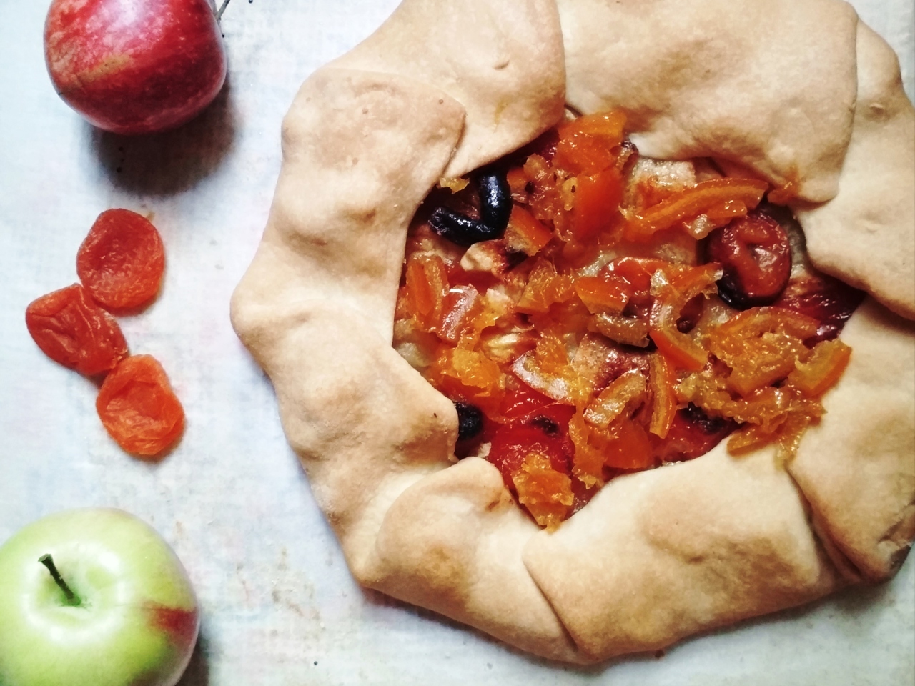 Галета с яблоками, курагой и апельсиновым джемом