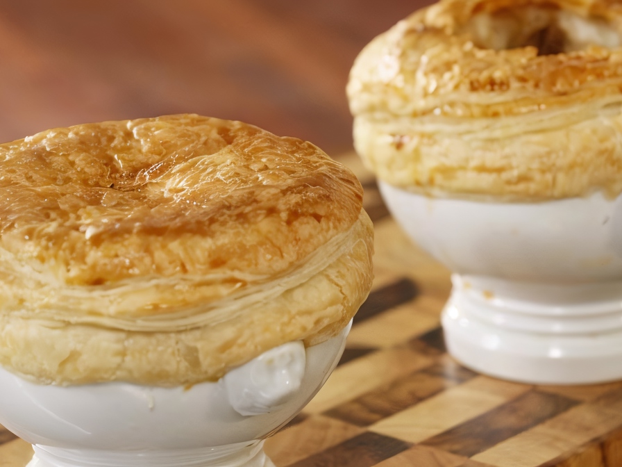 Beef in Red Wine with Puff Pastry Lid
