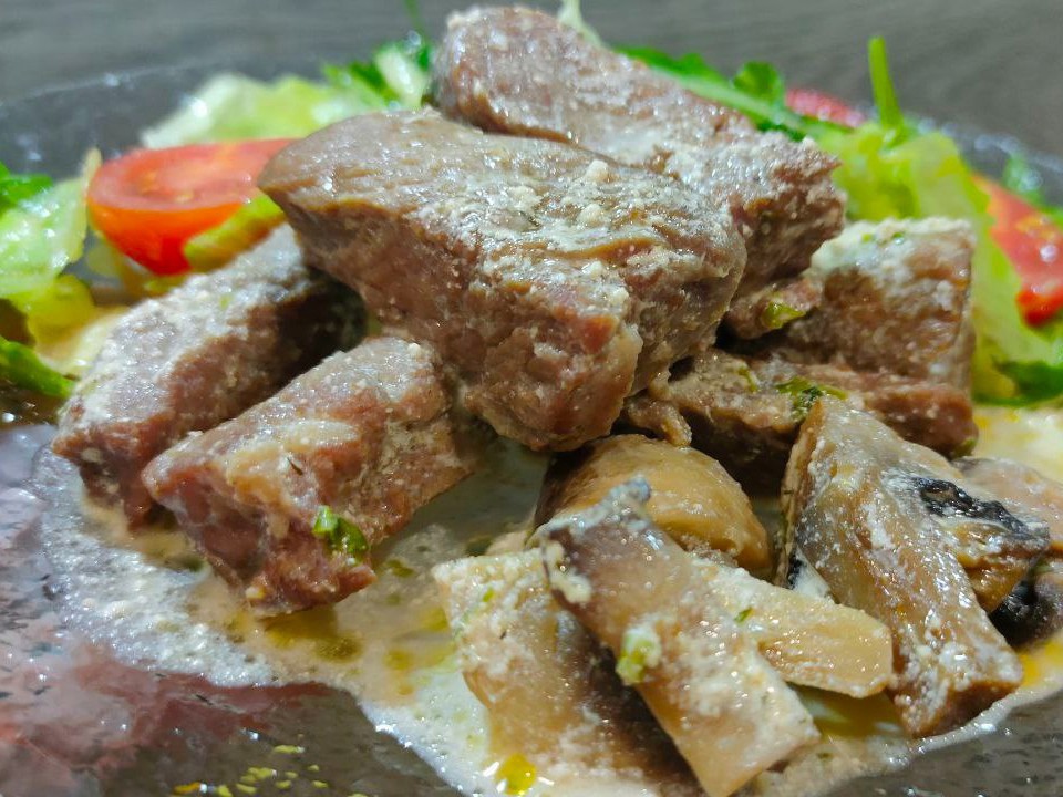 Beef with Mushrooms and Cream