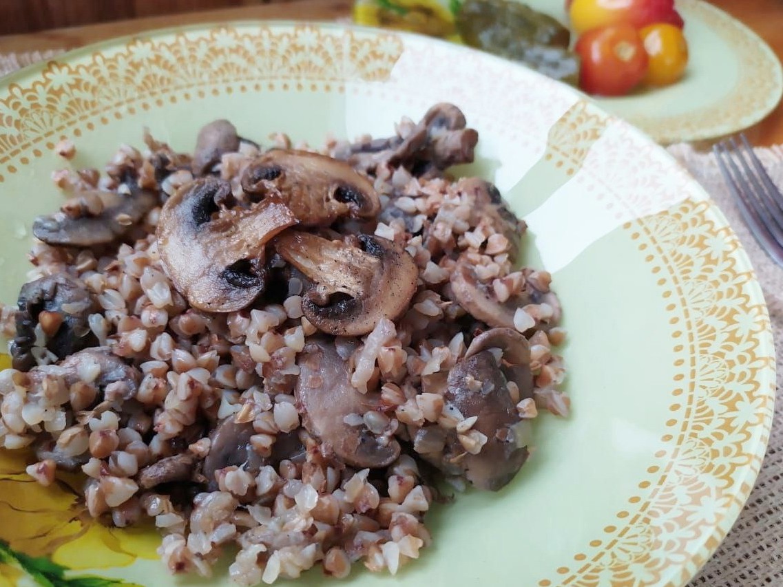 Buckwheat with Mushrooms in a Skillet