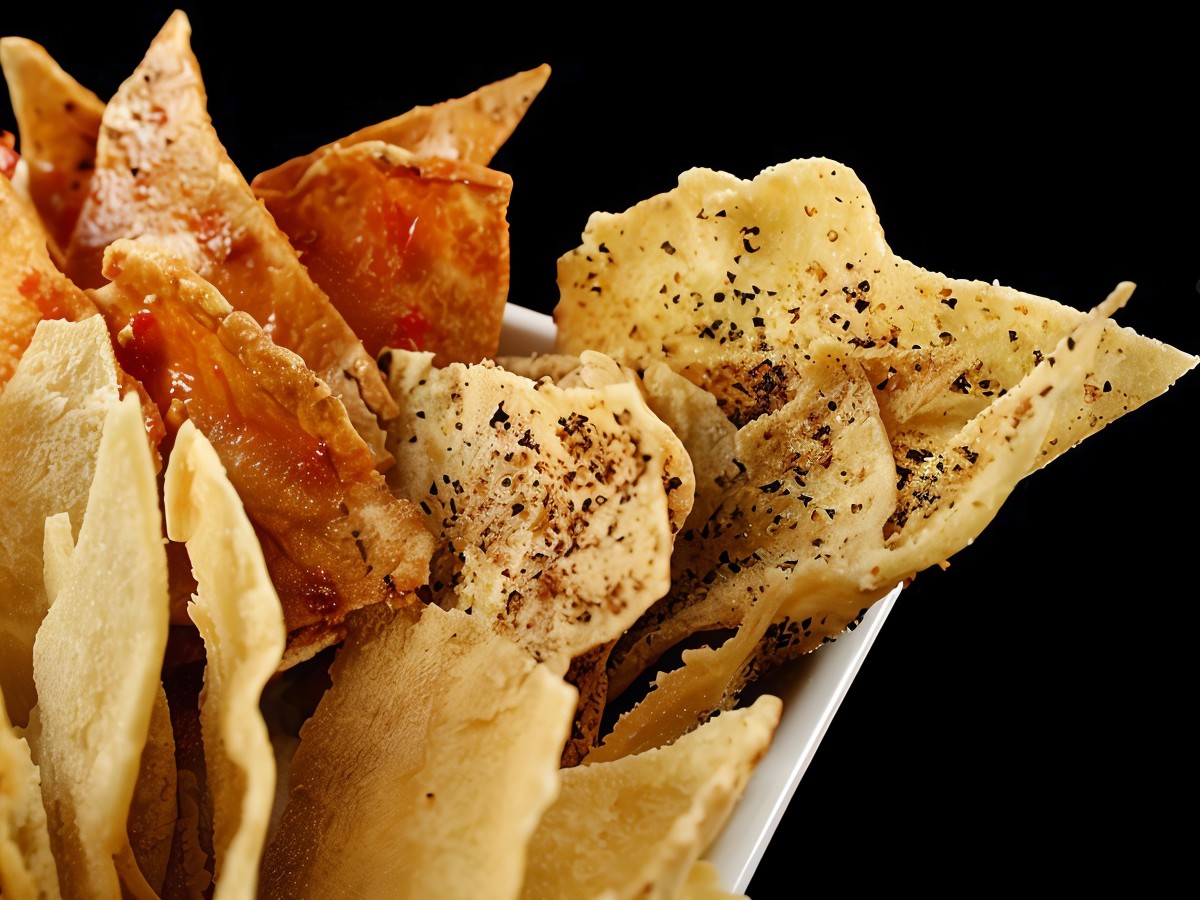 Crispy Pita Chips with Chili and Cheese