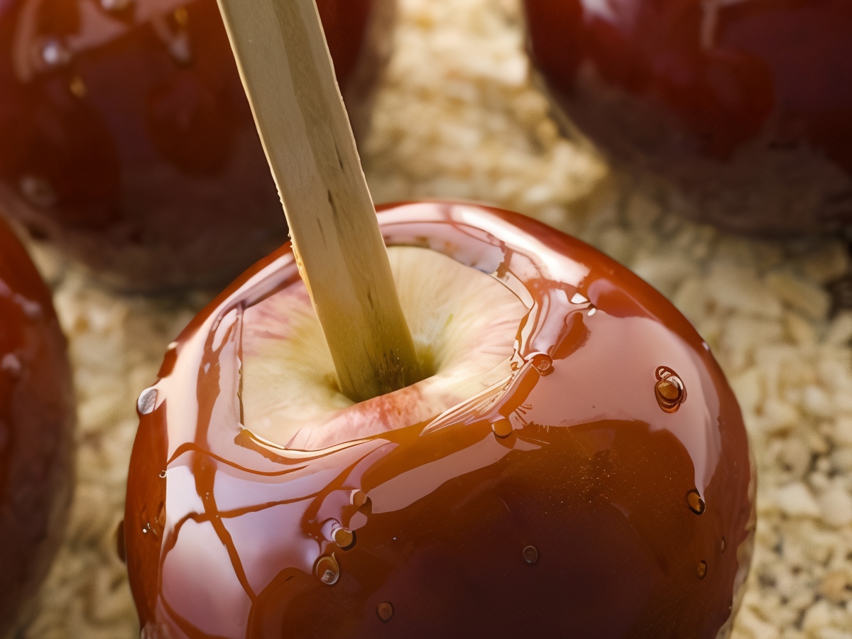 Apples in Honey-Cream Caramel