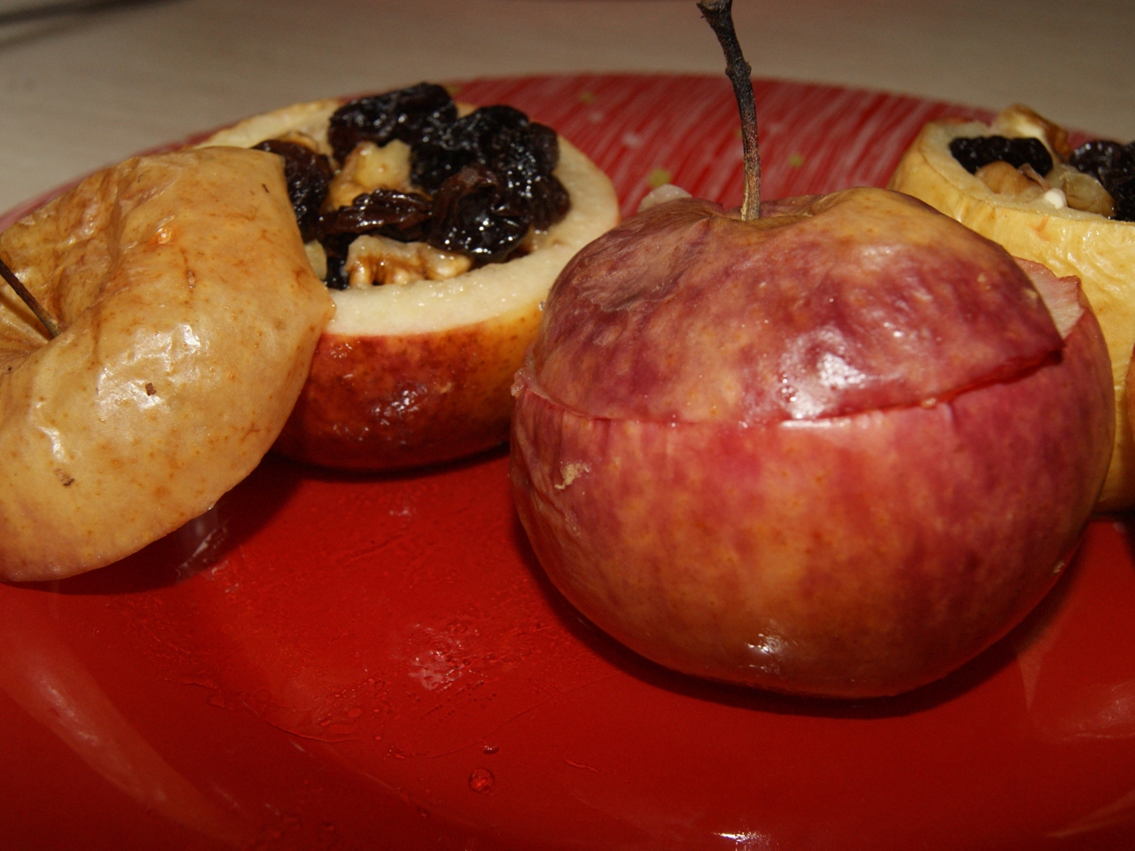 Baked Apples with Raisins and Nuts