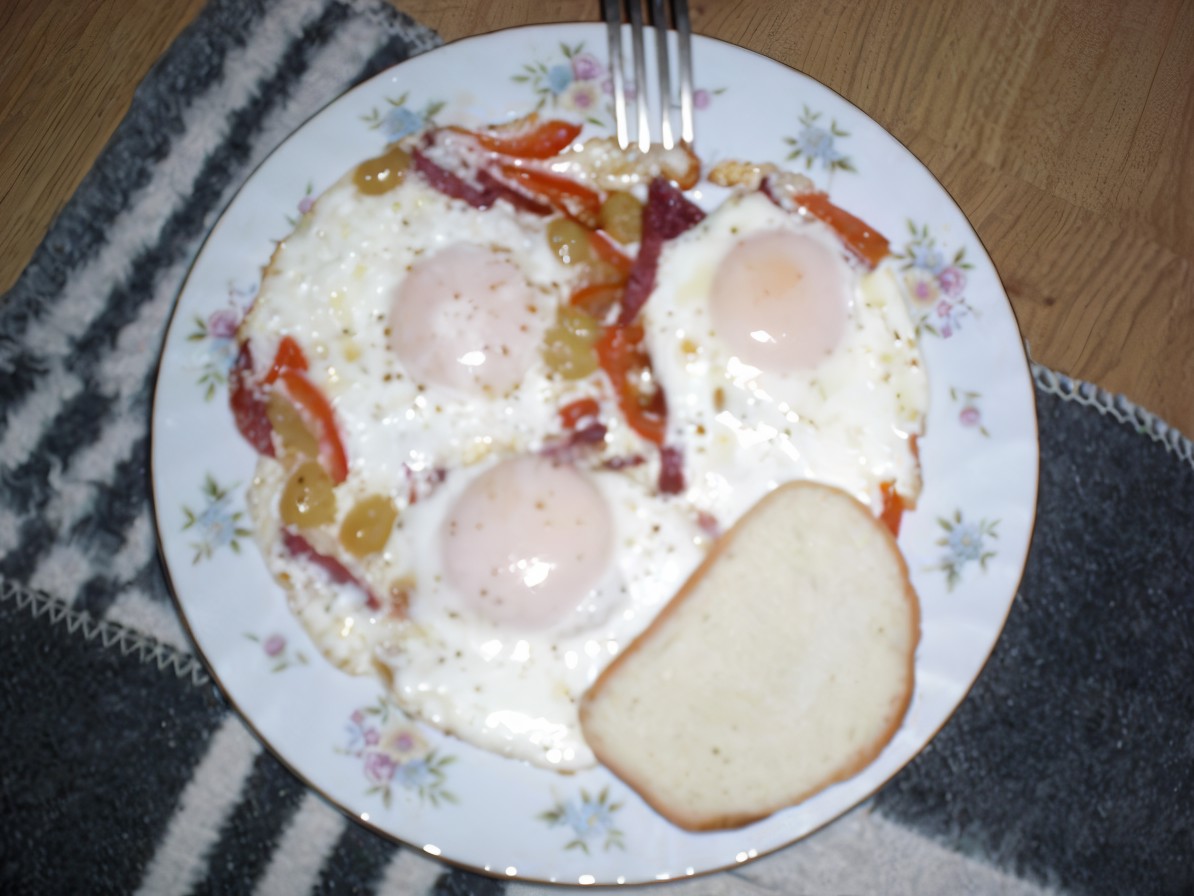 Scrambled Eggs with Grapes and Bacon