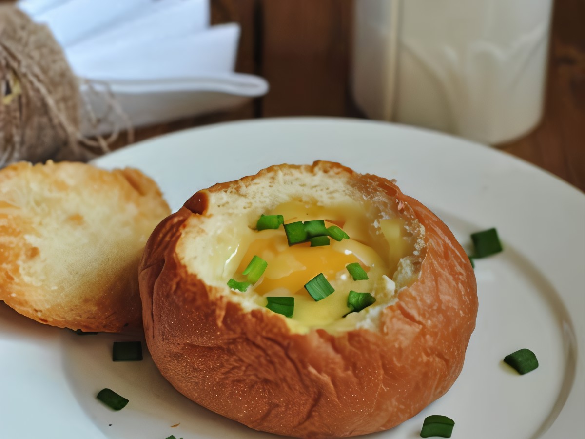 Eggs in a Bun with Ham