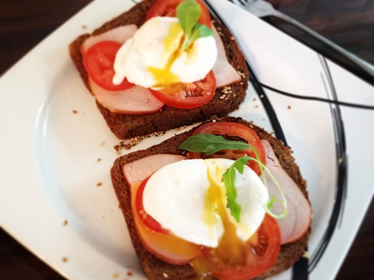 Eggs Benedict with Ham on Toasts