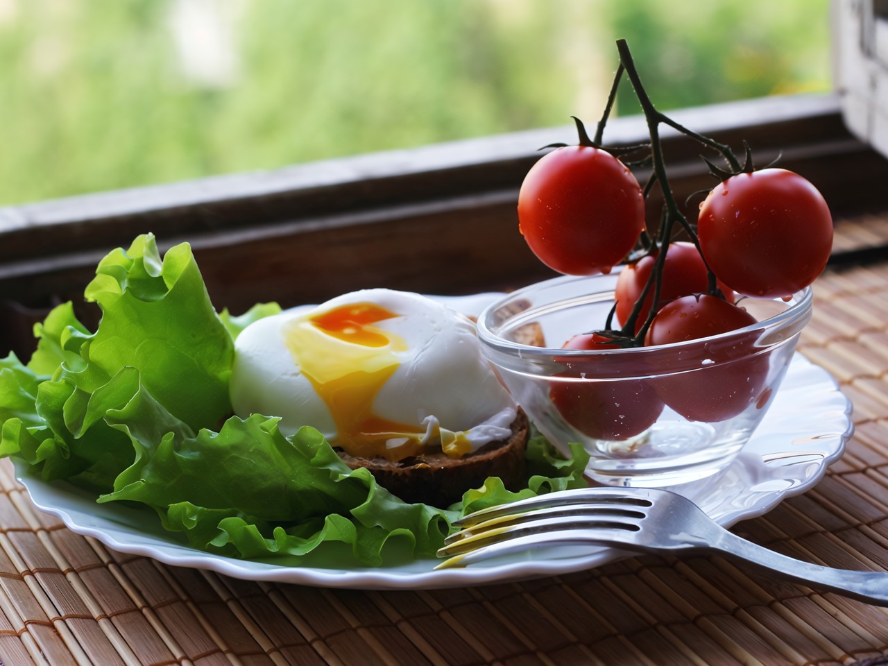 Poached Egg with Toast and Vegetables