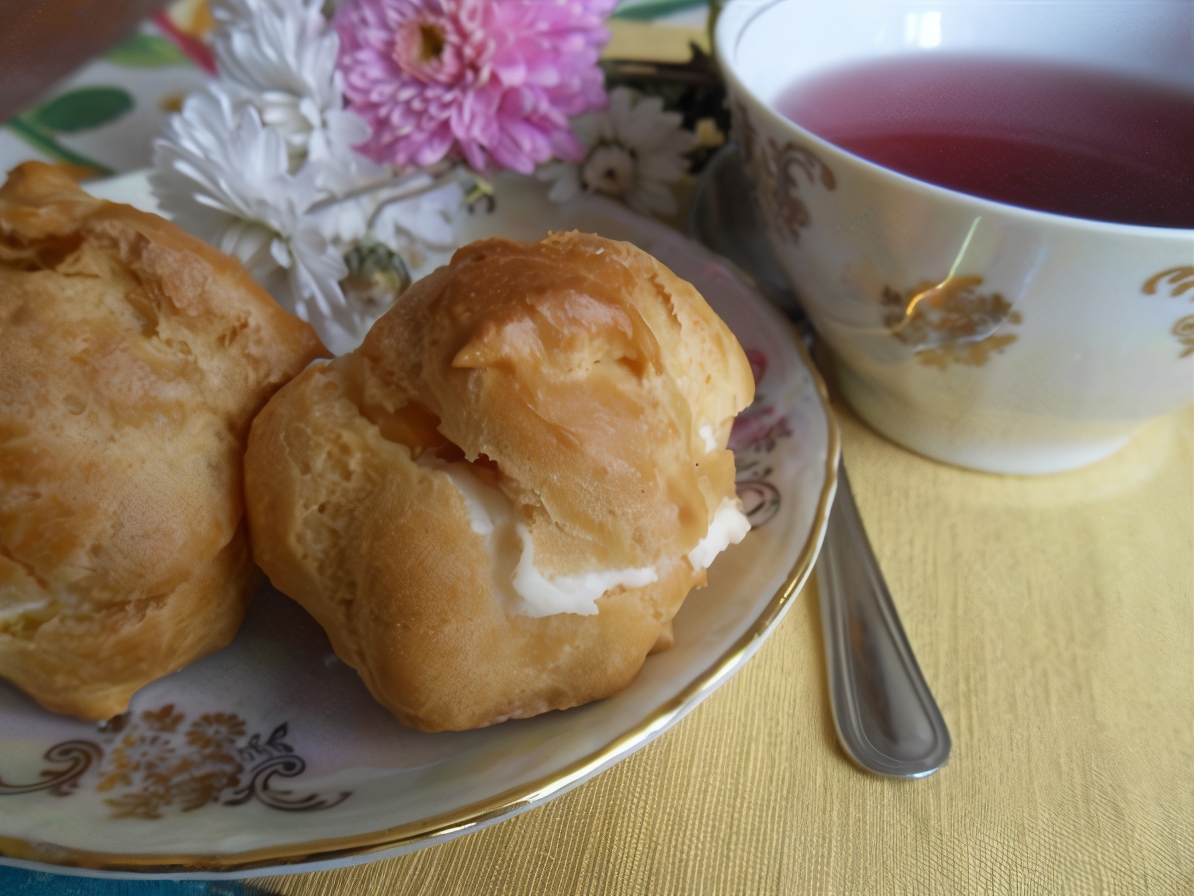 Eclairs with Cottage Cheese Cream and Fried Apples