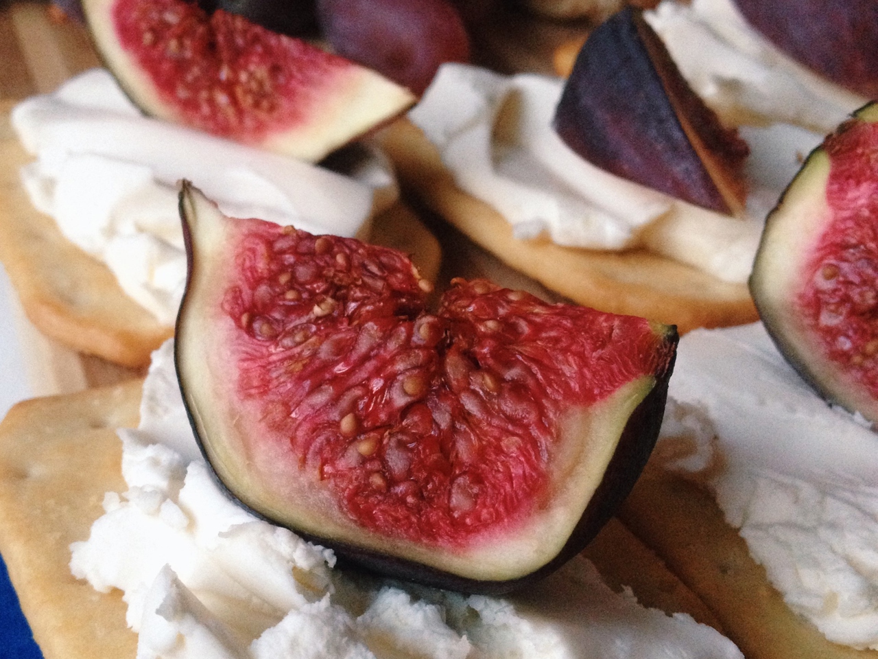 Canapés with Gorgonzola and Fig