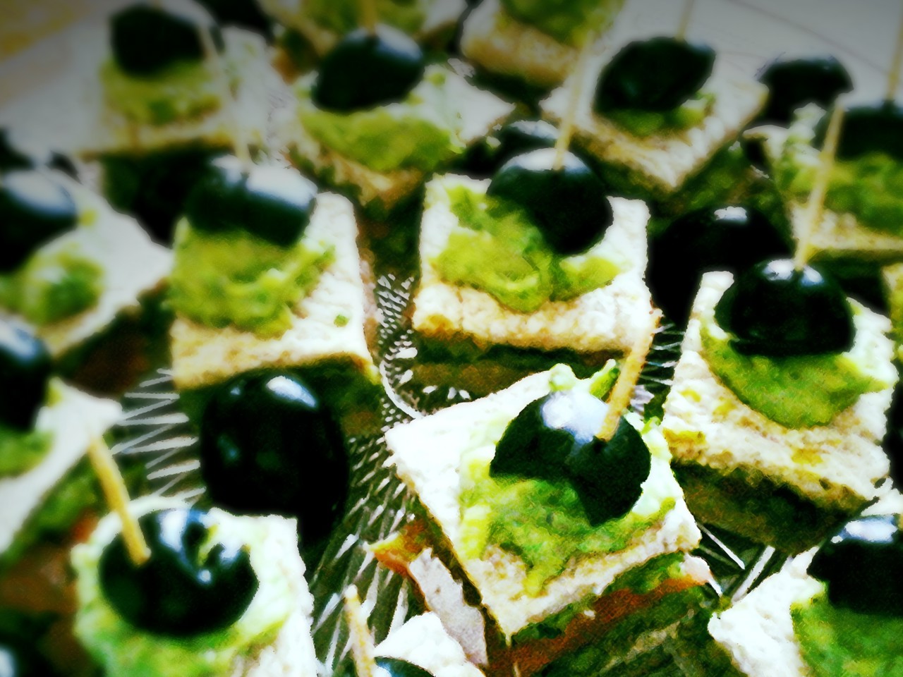 Canapés with Red Fish and Avocado Sauce