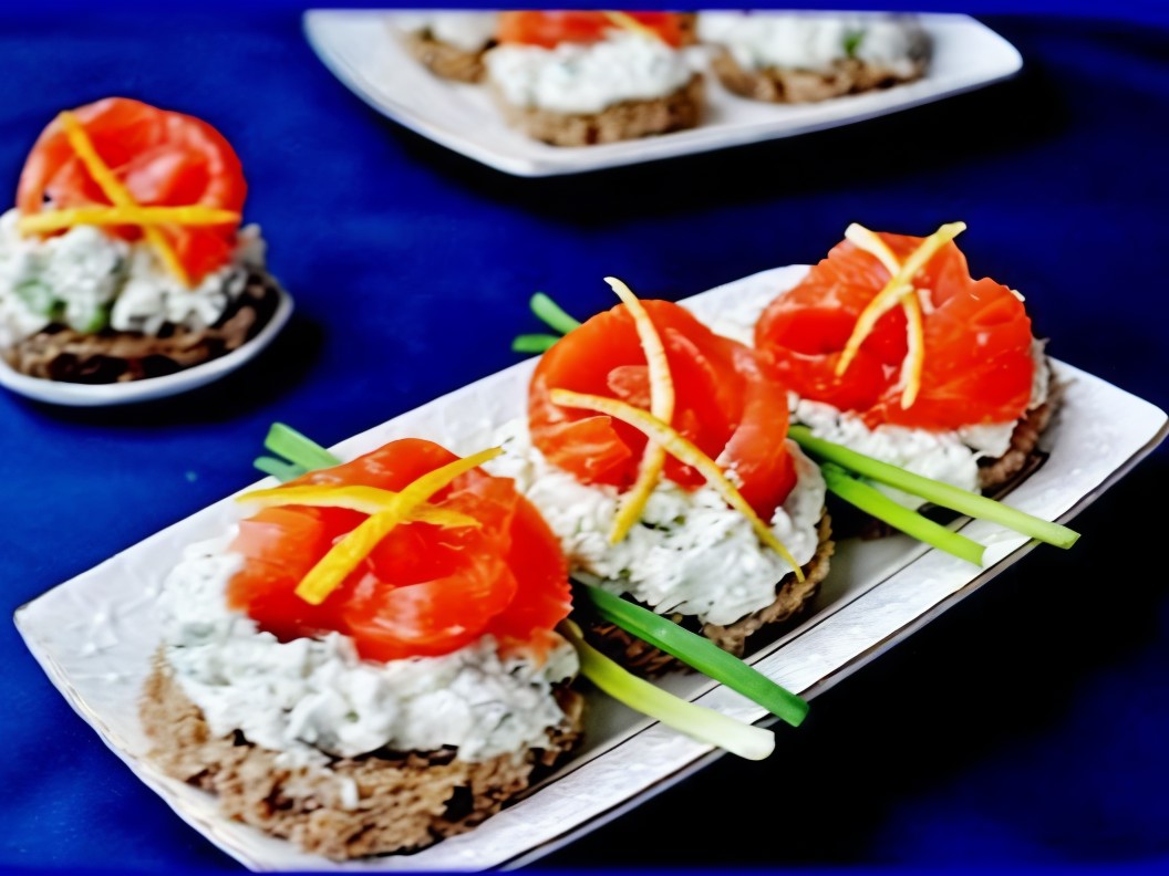Canapés with Salmon and Cheese Cream