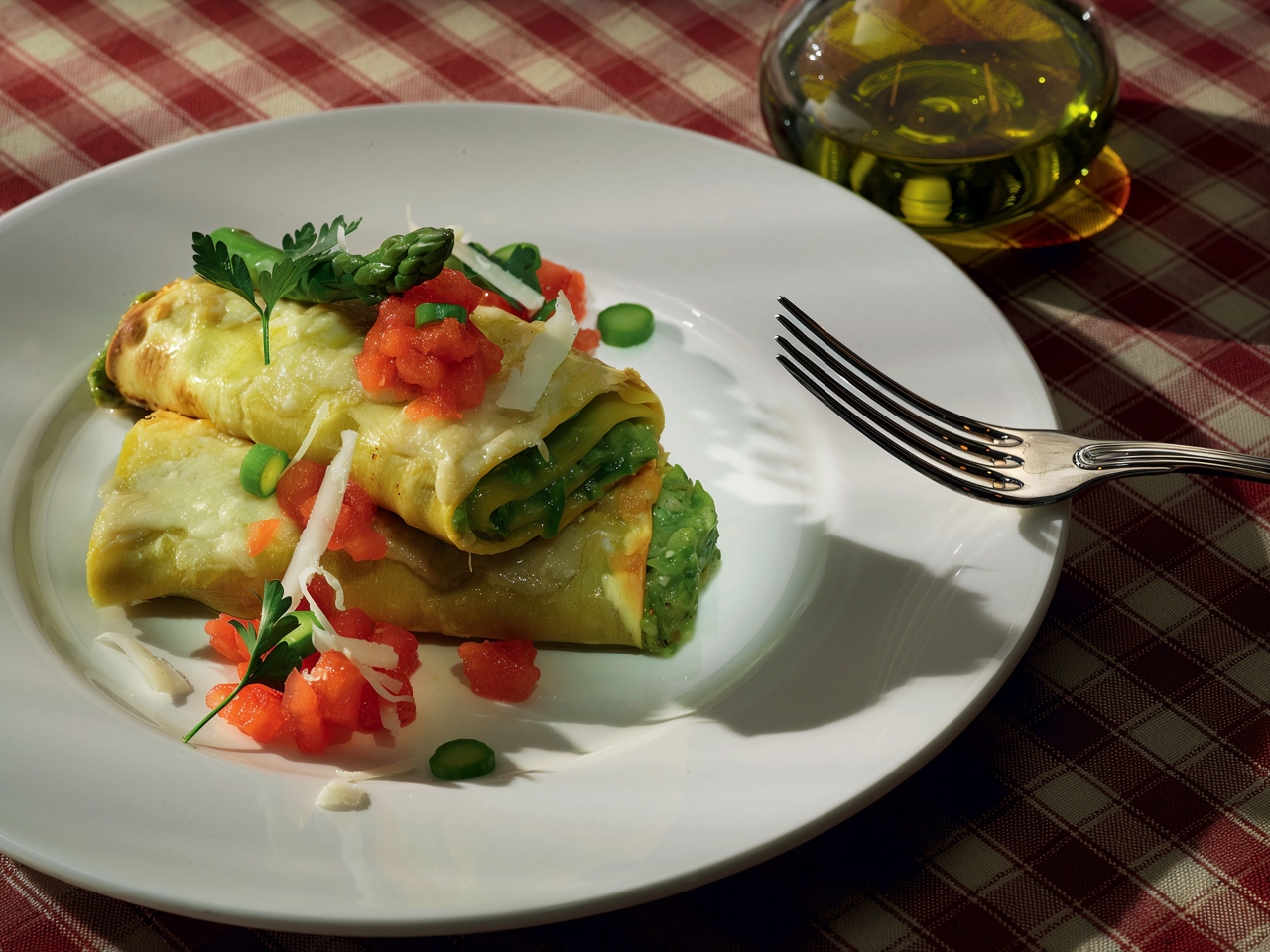 Каннеллони с таледжо, спаржей и грецкими орехами