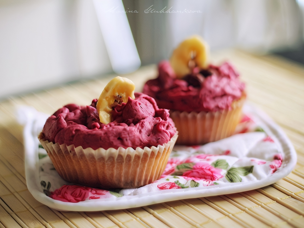 Cupcakes with Berry Cream