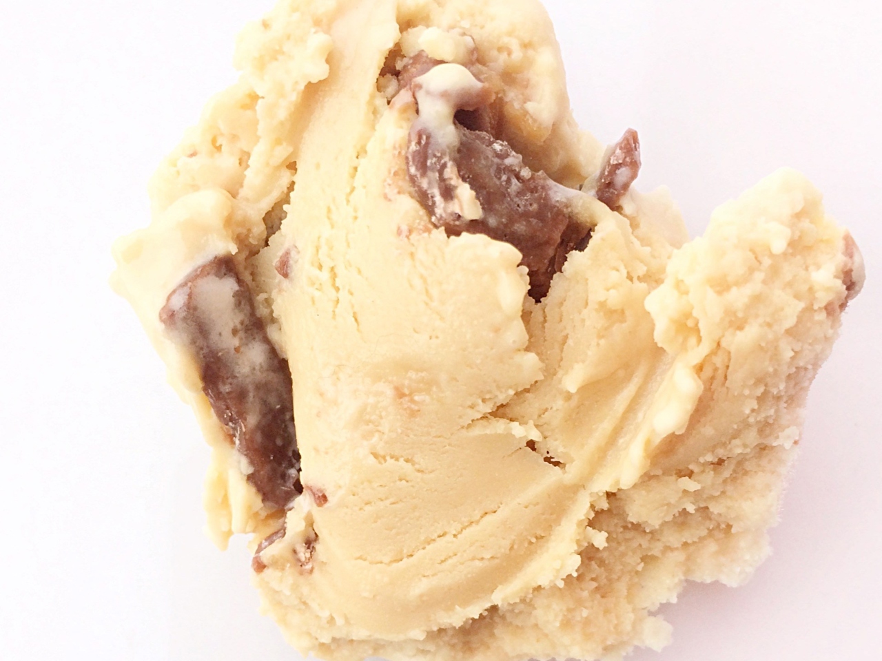 Caramel Ice Cream with Snickers Pieces