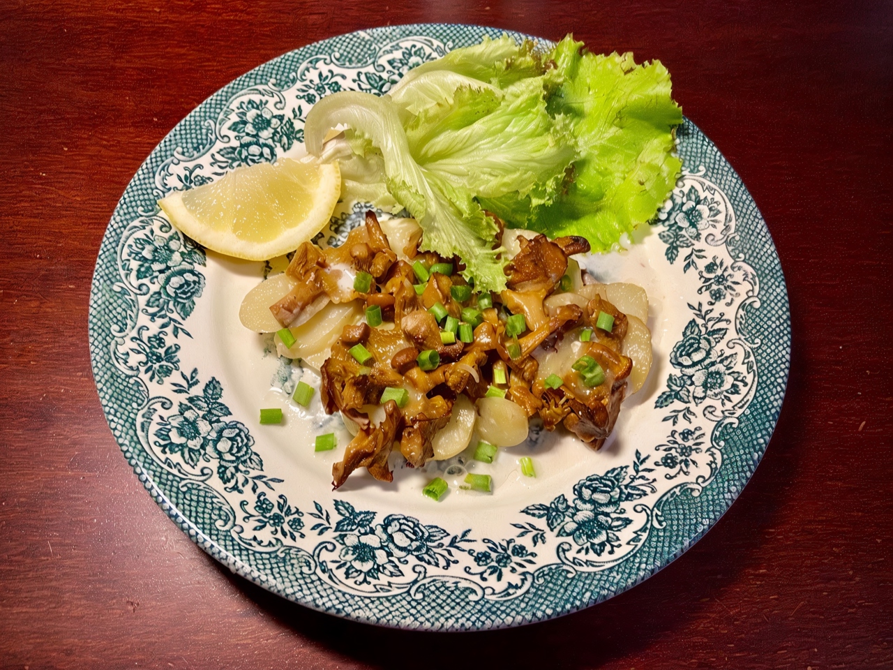 Potatoes with Chanterelles Baked in Cream