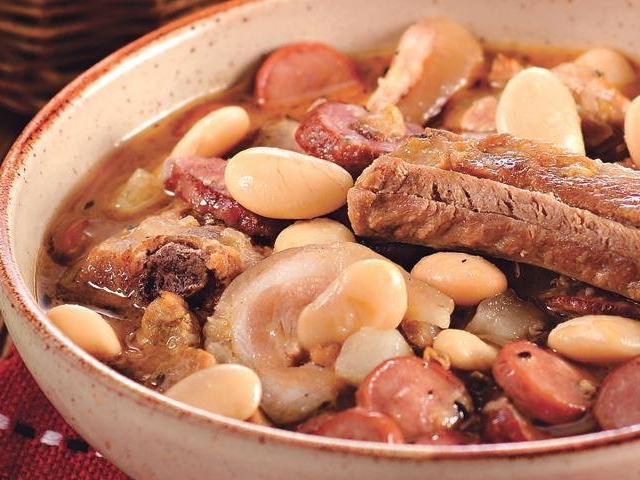 Toulouse Cassoulet – Duck Leg with White Beans, Sausages, and Bacon
