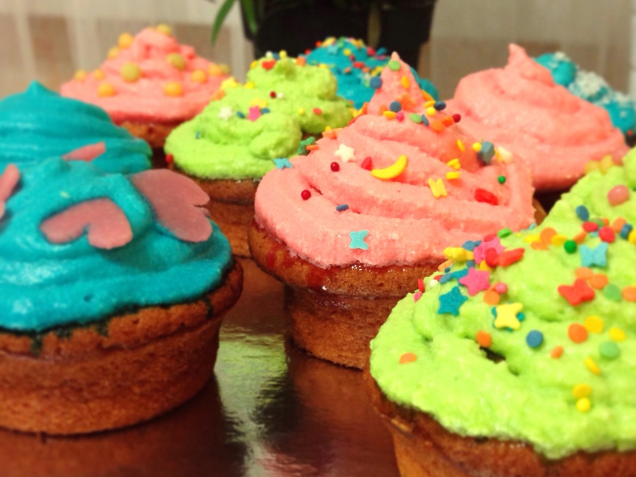 Classic Cupcakes with Creamy Meringue Frosting