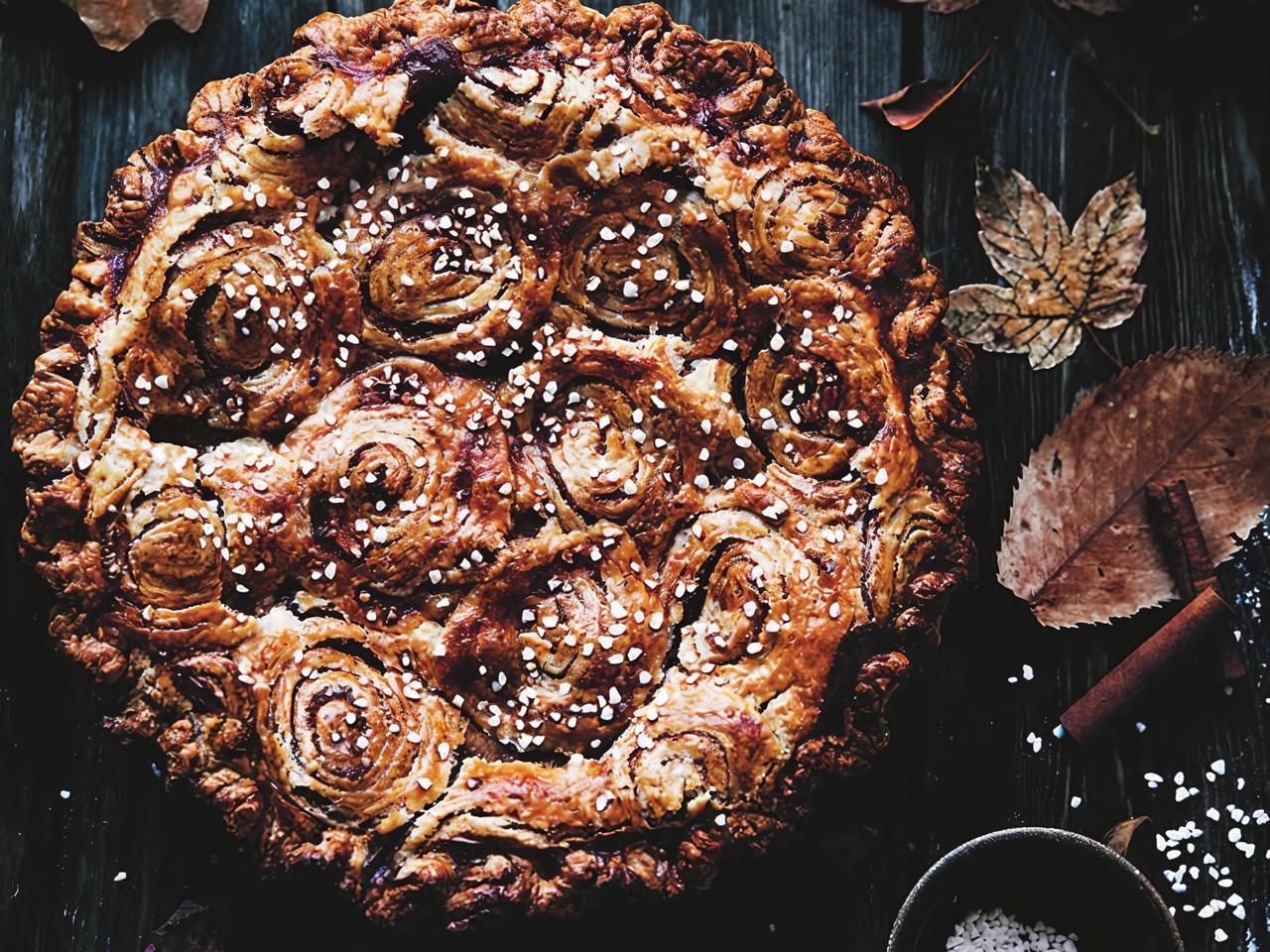 Cinnamon Roll Pie with Apples