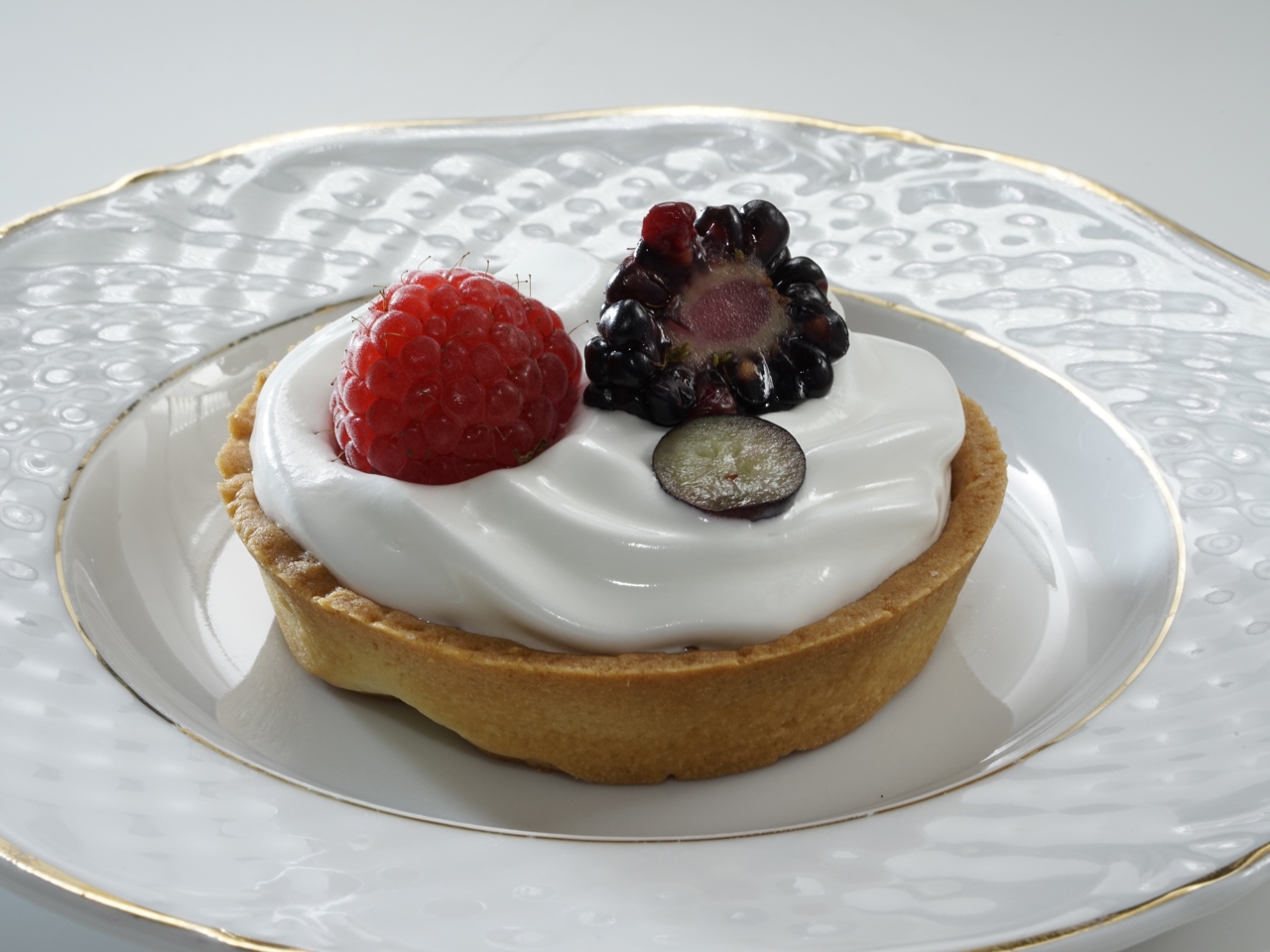 Pastry Cups with Meringue Cream and Berries