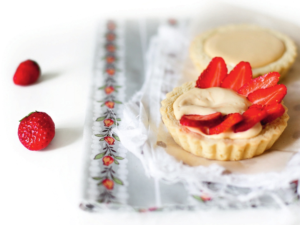 Pastry Cups with Caramel Custard and Strawberries