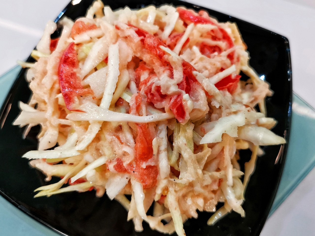 Coleslaw with Kohlrabi and Tomatoes