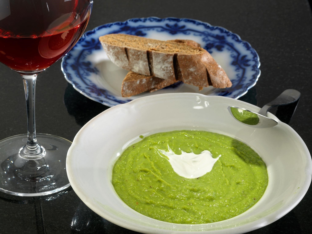 Creamy Garlic and Pea Soup