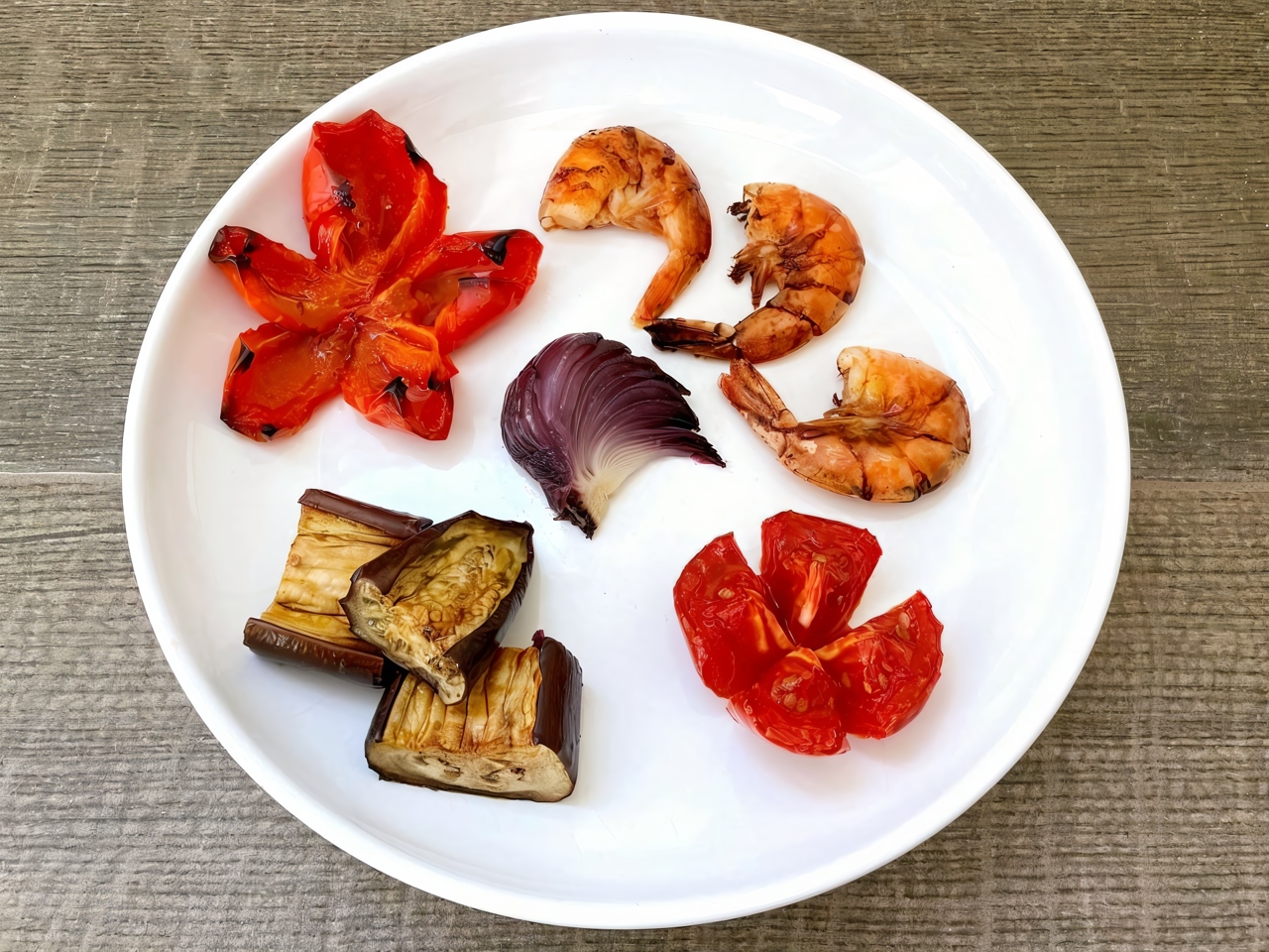 Shrimp with Vegetables in the Oven with Spicy Sauce