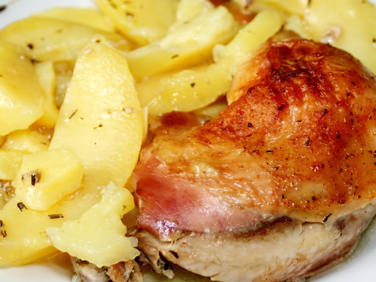 Курица с картофелем, запеченная под майонезом с базиликом