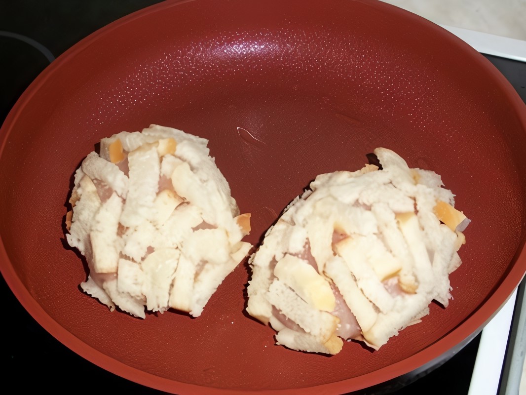 Chicken Cutlets with Cheese and Raisins