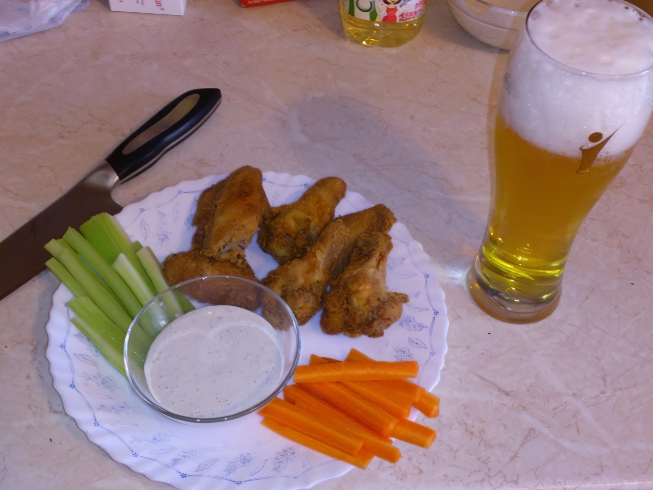 Fried Chicken Wings with Fresh Vegetables and Cheese Sauce