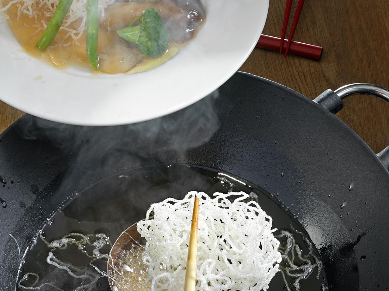 Noodles with Broccoli and White Mushrooms