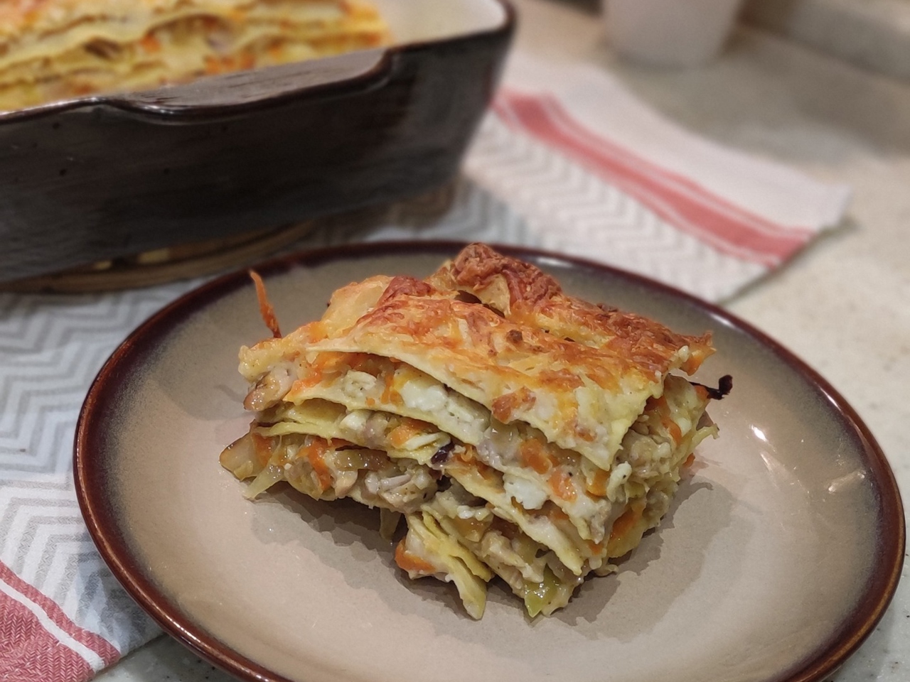 Лазанья с капустой и куриными бедрышками