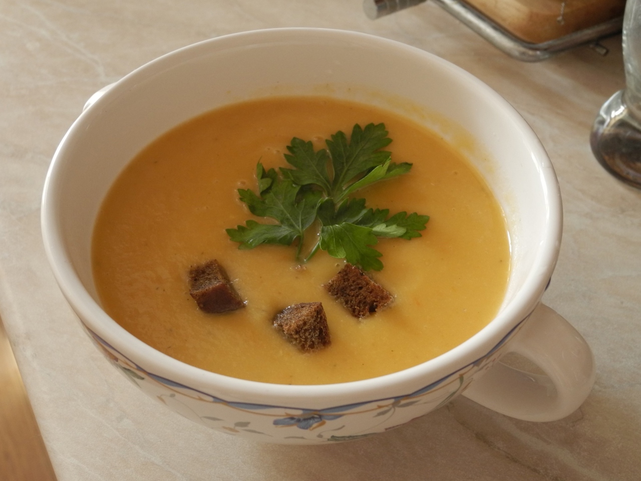 Light Vegetable Cream Soup with Zucchini and Rye Croutons