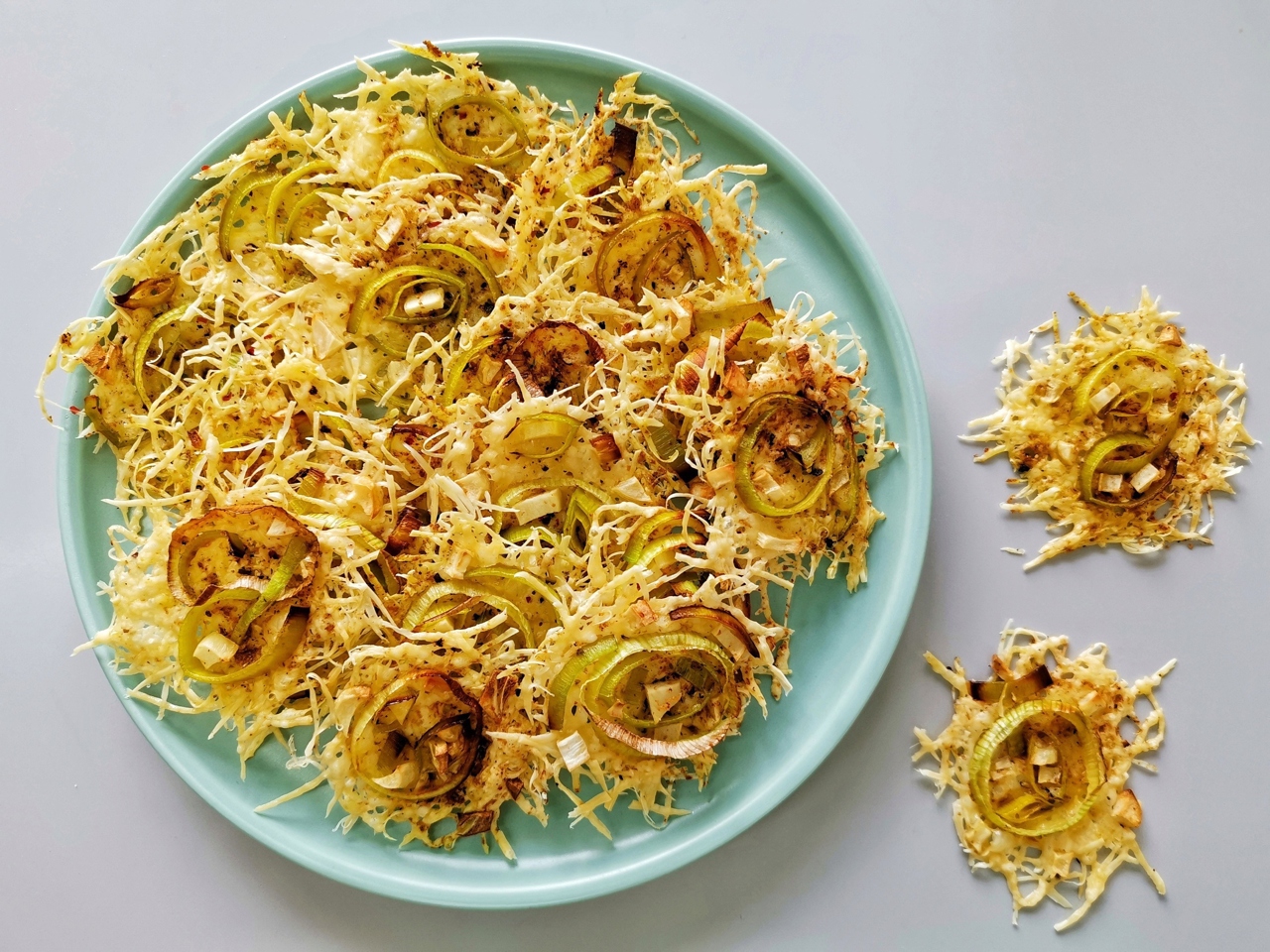 Onion-Garlic Cheese Chips with Curry