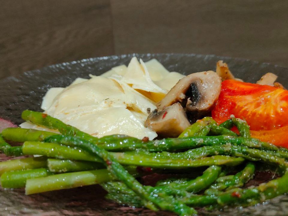 Pasta (Sochni) with Asparagus, Mushrooms, and Tomato