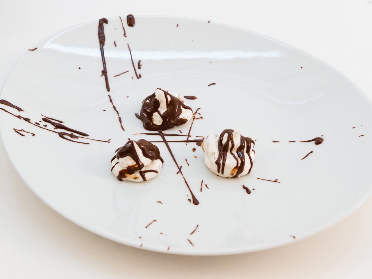 Meringues with Hazelnuts and Chocolate