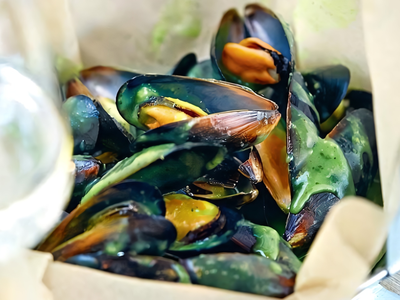 Mussels in Ginger and Parsley Sauce
