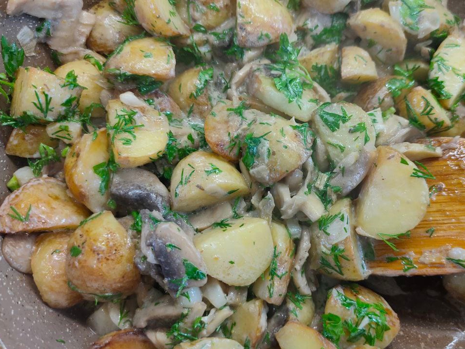 Young Potatoes with Mushrooms and Cream