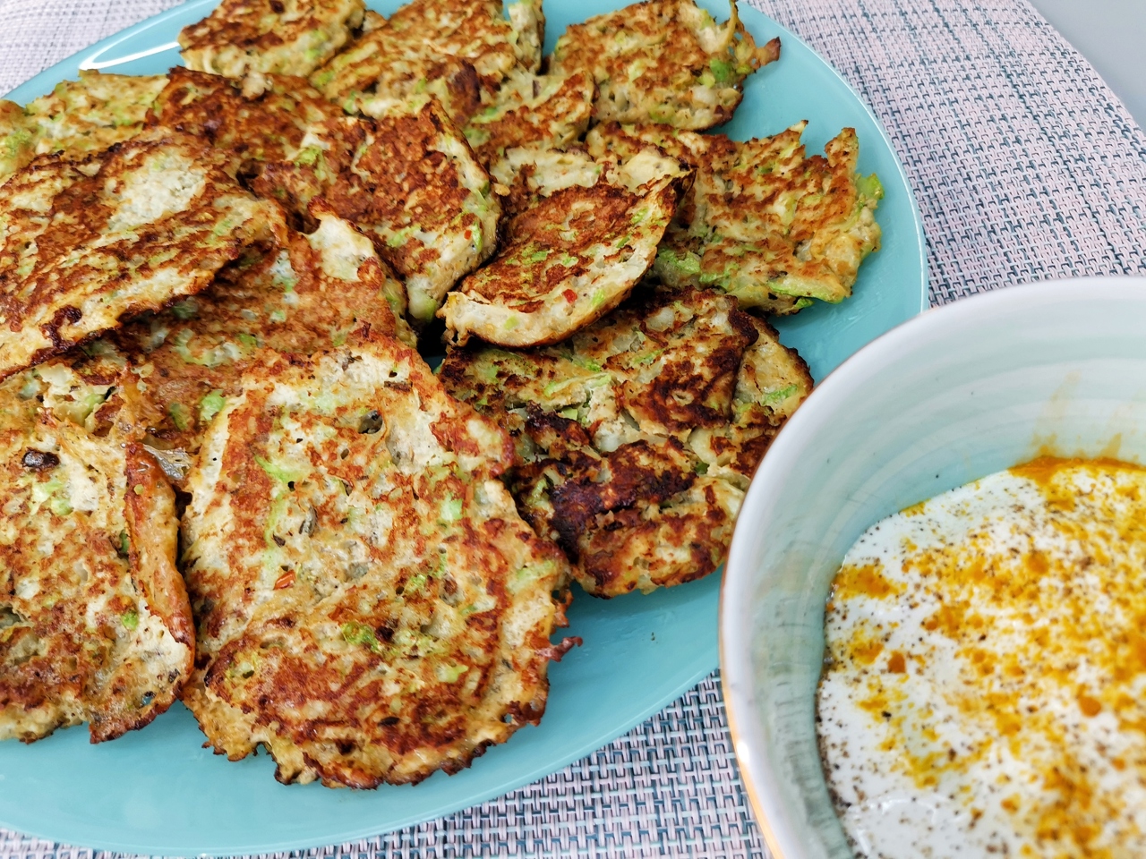 Оладьи из кабачков с чесноком и сметанным соусом