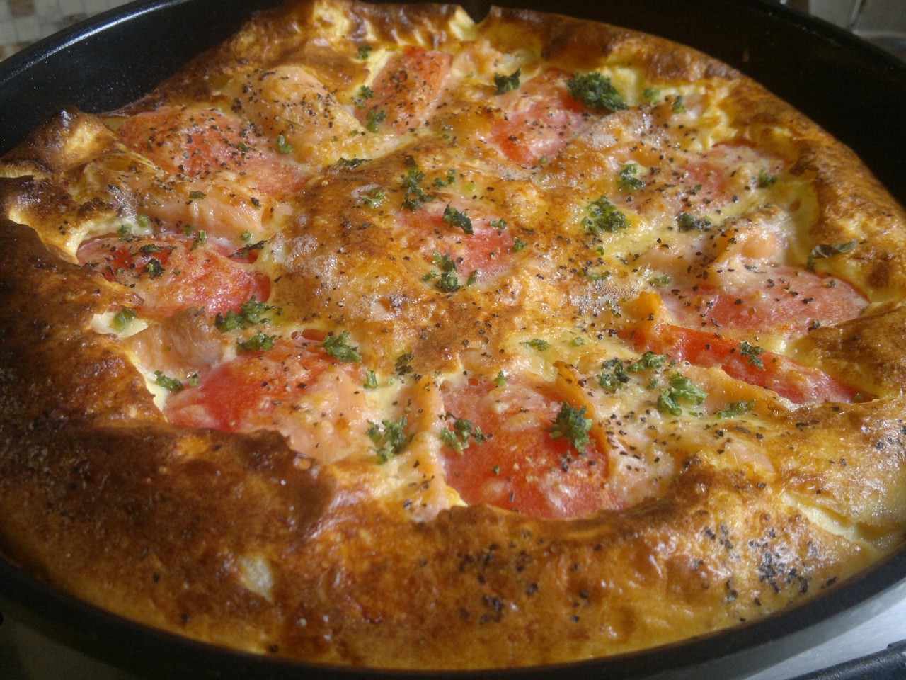 Omelet with Lightly Salted Salmon and Tomatoes
