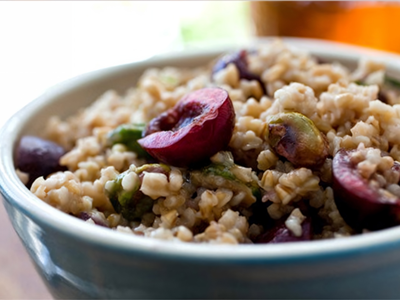 Oatmeal with Berry-Pistachio Sauce